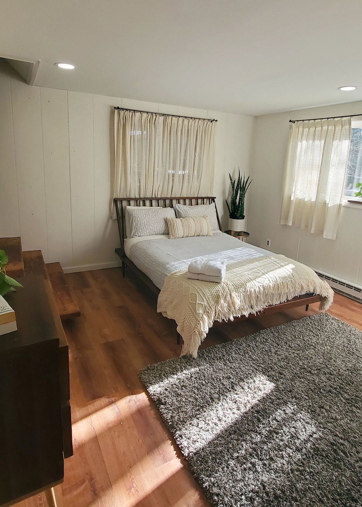 חדר שינה מס '4 עם אח חמימה.