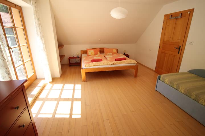 ห้องนอนได้รับการจัดเรียงอย่างพิถีพิถันและมีรสนิยม 