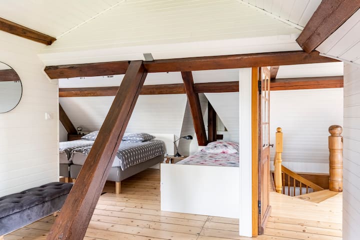 חדר שינה מס '3 בעליית הגג ל -6 אנשים: 2 מיטות זוגיות (160 × 200) ושתי מיטות יחיד (90 × 190 + 90 × 200).