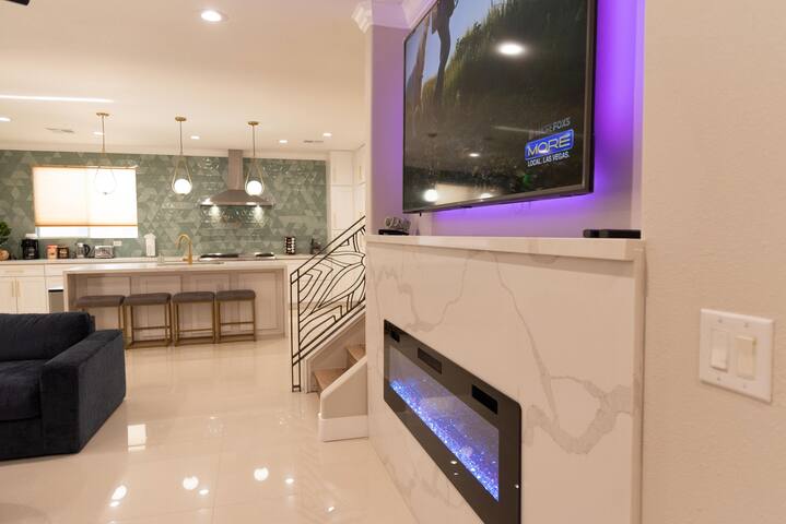 LARGE LUXURY HOME WITH POOL &SPA 15 MIN TO STRIP