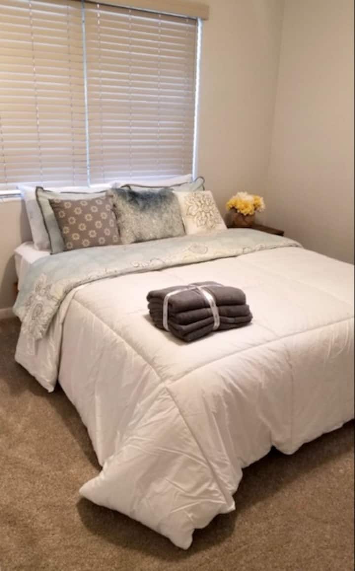 úplne nový menší matrac a nový rám na orechovú posteľ!