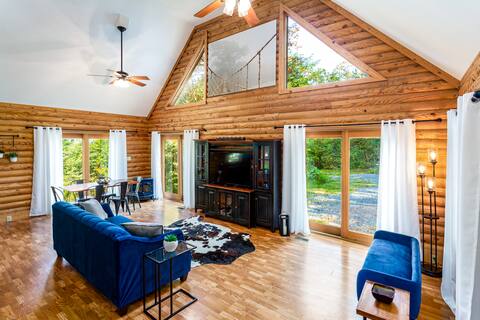 Cedar River Retreat~ River Access~Hot Tub~King Bed