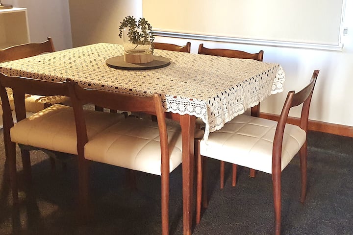 Cosy Mid-Century home, Central, Fur Baby Friendly