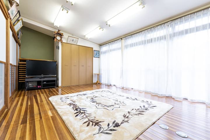 हमारे पास 11 लंबी टेबल हैं
सामन में दो लोग।
एक कंपनी ट्रेनर के लिए भी बढ़िया!
व्हाइटबोर्ड प्रोजेक्टर भी किराए के लिए उपलब्ध है!