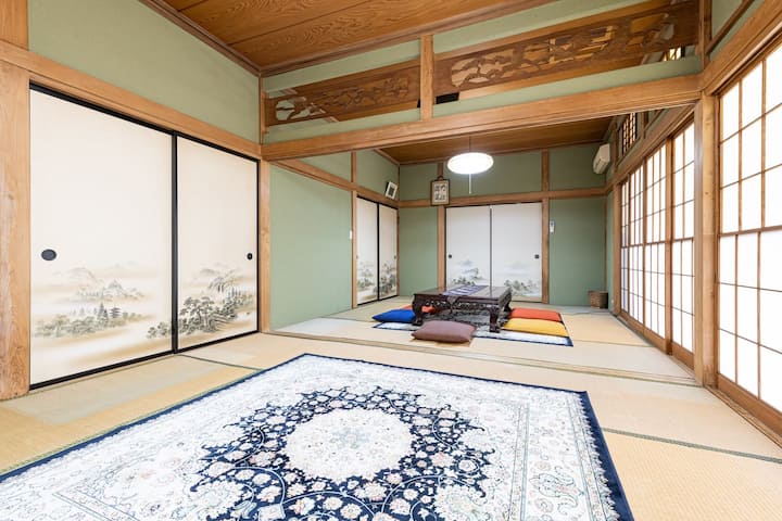 8 टाटामी मैट के साथ एक जापानी शैली का कमरा है जिसका उपयोग लगातार दो कमरों के बीच किया जा सकता है।