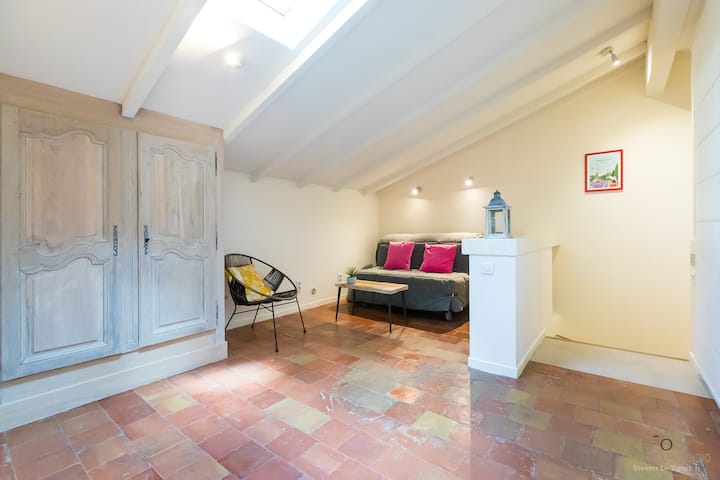 Спално помещение на горния етаж с разтегателен диван 