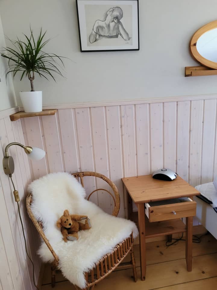 En liten mjuk hörna för vila – perfekt för en kopp te, en bok och en stund i lugn och ro.