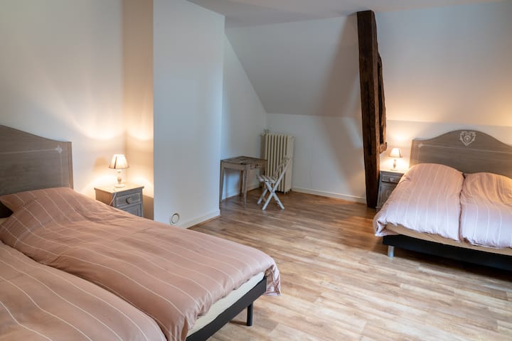 Стая на горния етаж с 2 двойни легла