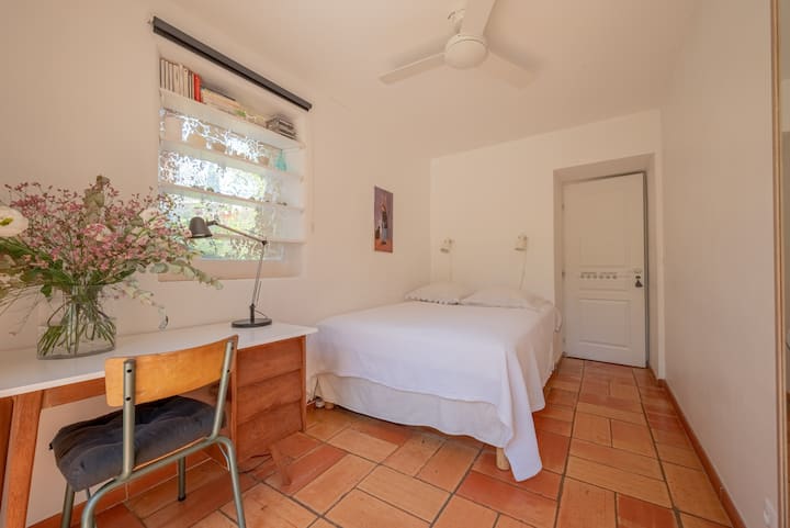 Dormitorio 3
Cama 140 x 200 cm
Puerta-ventana al lado sur con vistas a una terraza privada.