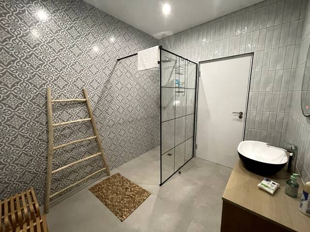 Beautiful beach front family home in Sunset Links gallery image 3