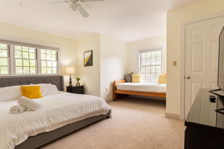 Room # 2 - Master bedroom. Kind-size bed with reading corner or an additional Twin bed. Sleep 3 - Walking closet with plenty of storage space and TV with Netflix, Disney +, Roku