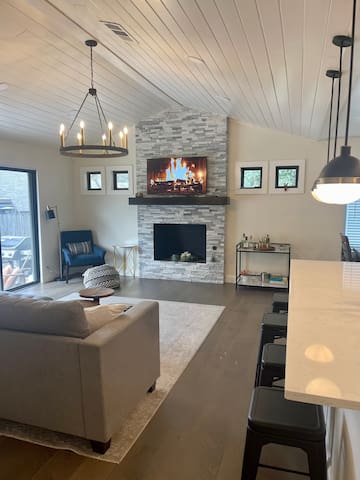 Luxurious Home. Huge Fenced Yard Near Domain