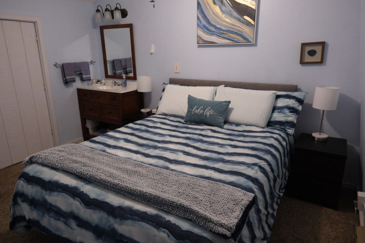 Upper Queen bed with private 1/4 bath
