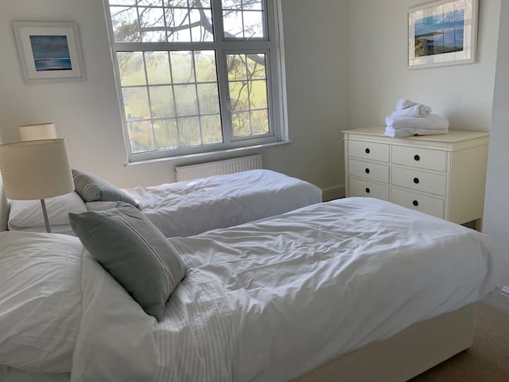 يمكن ترتيب هذه الأسرّة معًا لترتيب سرير مزدوج.