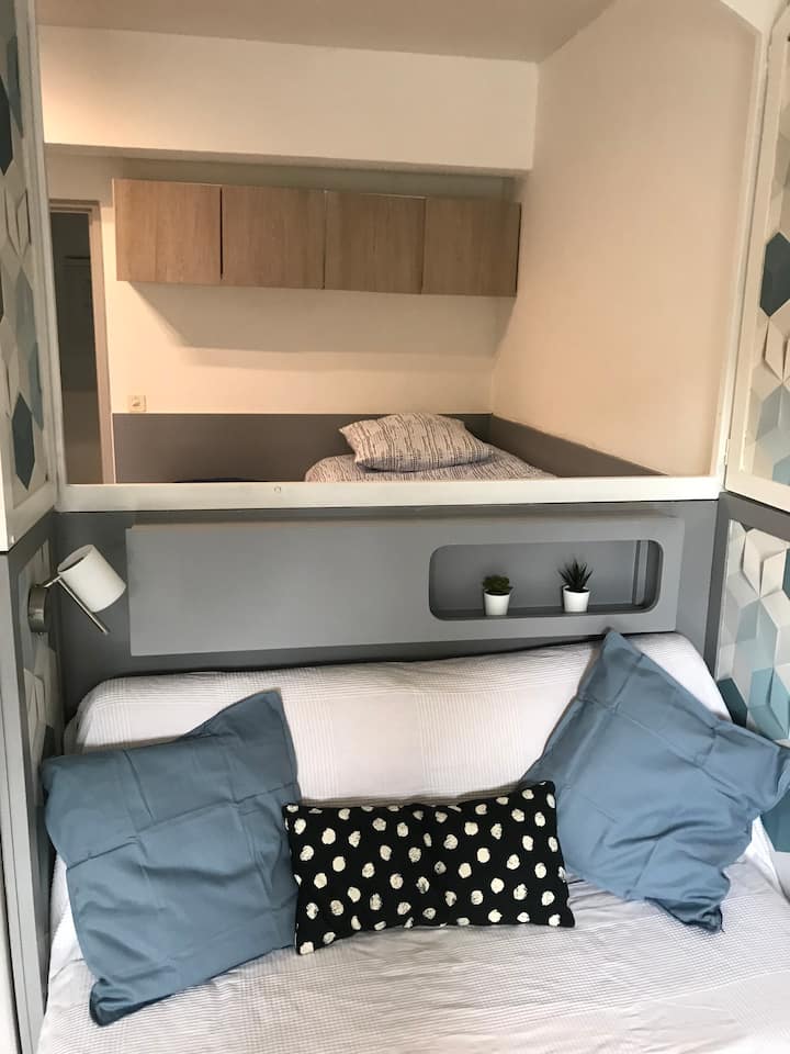 Ambient ndenjjeje me shtroja të mbyllura.