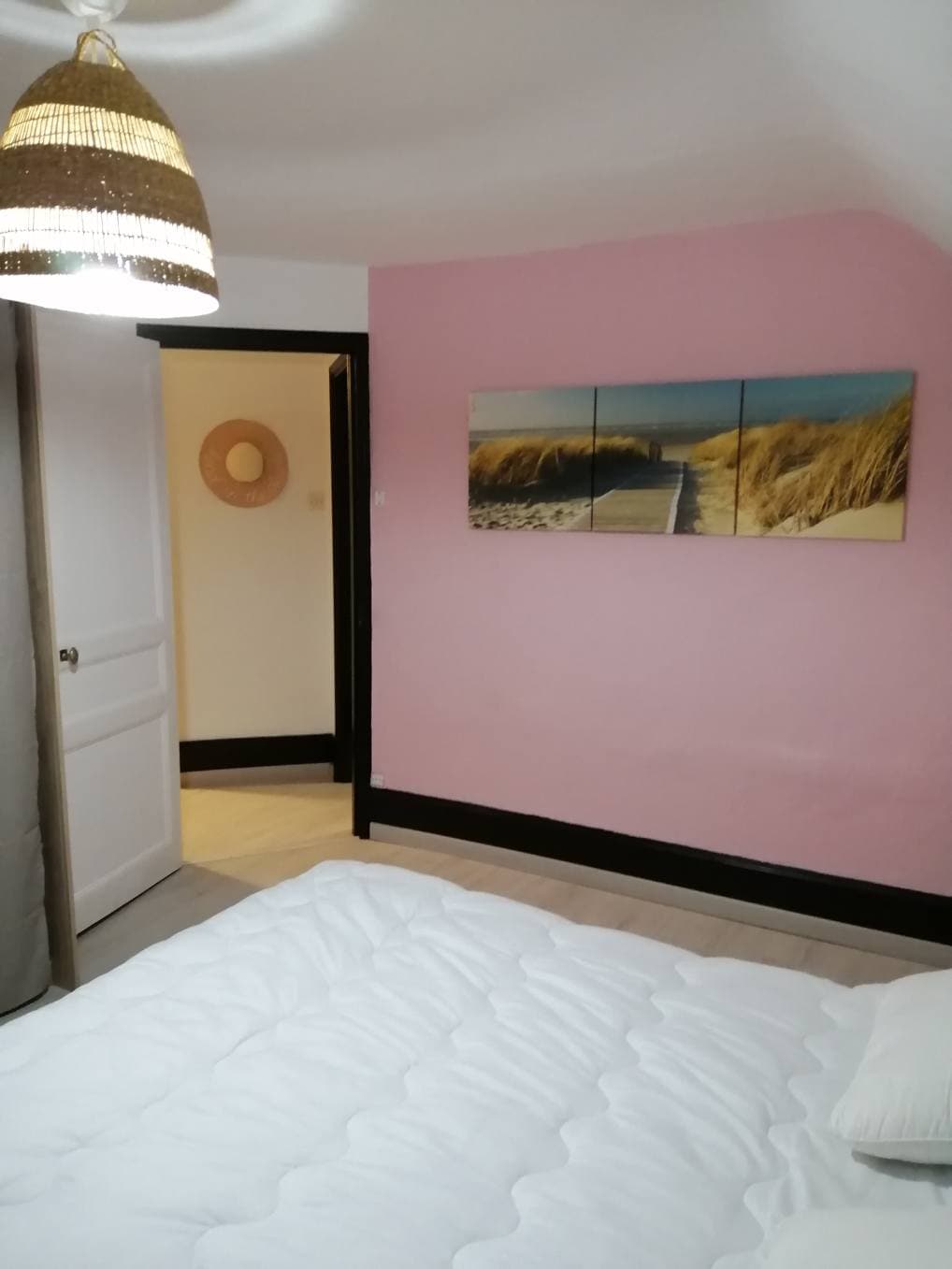 ห้องนอนขนาดใหญ่พร้อมชัตเตอร์ลูกกลิ้งและห้องแต่งตัวขนาดใหญ่