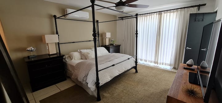 ห้องนอนใหญ่พร้อมที่นอนคิงไซส์