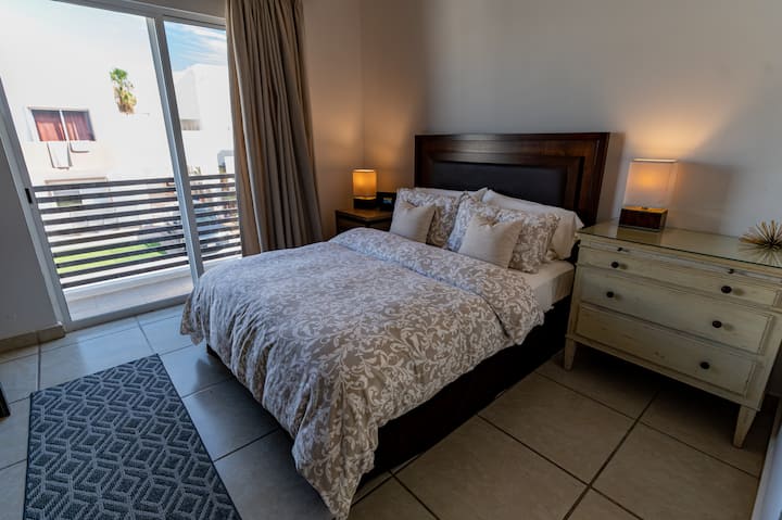 ห้องที่ 2 พร้อมที่นอนควีนไซส์และระเบียง