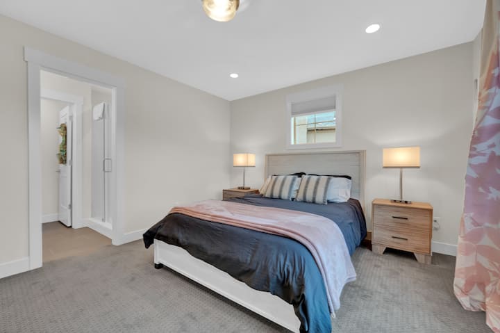 Dormitorio principal con baño privado.