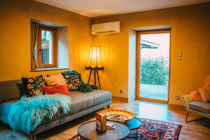 Всекидневна с тераса и достъп до самостоятелна градина I джакузи 