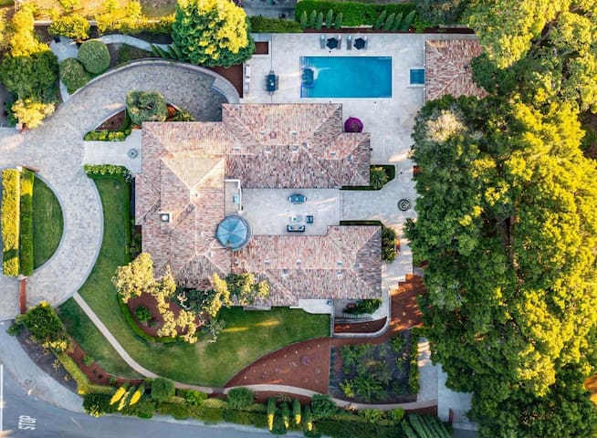 $14+mil estate, 2.5 miles from Stanford gallery image 2