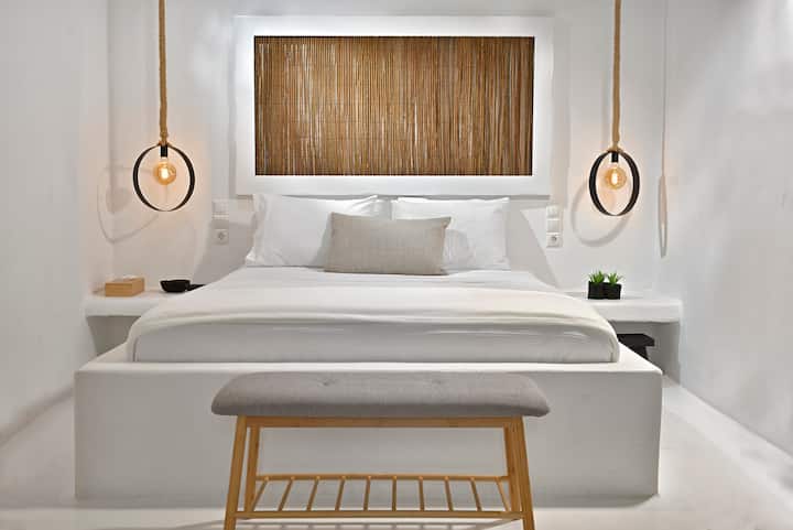 Спалня № 4 - самостоятелен апартамент до басейна със самостоятелна баня , отделен вход , двойно легло , разтегателен диван и кухненски бокс 