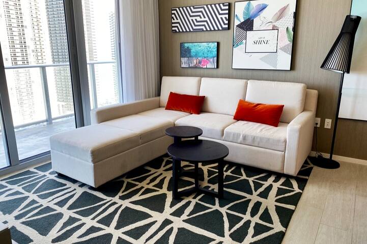 Luxury Suite w/Jacuzzi, Movie Theater and More! gallery image 2