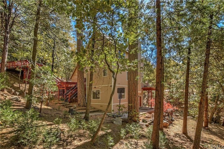 Roomy, Cozy Forest Getaway Near Lake And Village - Lake Arrowhead, CA