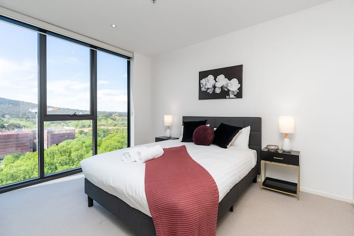 Კომფორტული და მოწესრიგებული საძინებელი, მოძრავი კარადებით, სადაც შესაძლებელია ტანსაცმლისა და სხვა ნივთების დალაგება. აქვეა გამჭვირვალე შუშის კედელი, საიდანაც საოცარი ხედი იშლება.