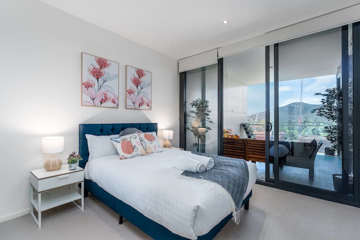 Კომფორტული და მოწესრიგებული საძინებელი, მოძრავი კარადებით, სადაც შესაძლებელია ტანსაცმლისა და სხვა ნივთების დალაგება. აქვეა გამჭვირვალე შუშის კედელი, საიდანაც საოცარი ხედი იშლება.