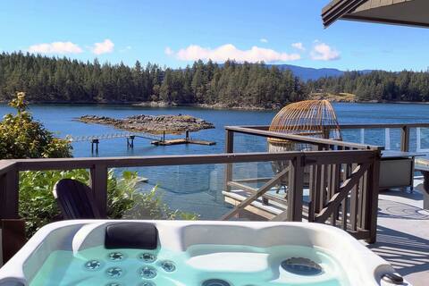 Beachfront Cottage with Hot Tub on Sunshine Coast