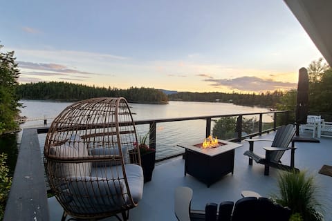 Beachfront Cottage with Hot Tub on Sunshine Coast