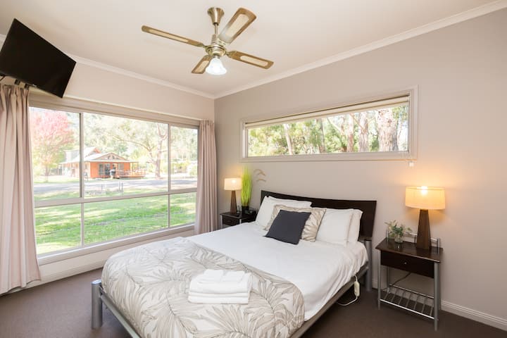 Disfruta de la comodidad en el dormitorio cuatro en Parkview North, con una espaciosa y acogedora cama tamaño queen. Relájate en este acogedor santuario, diseñado para una estancia relajante y agradable. ¡Tu tranquilo refugio te espera! 