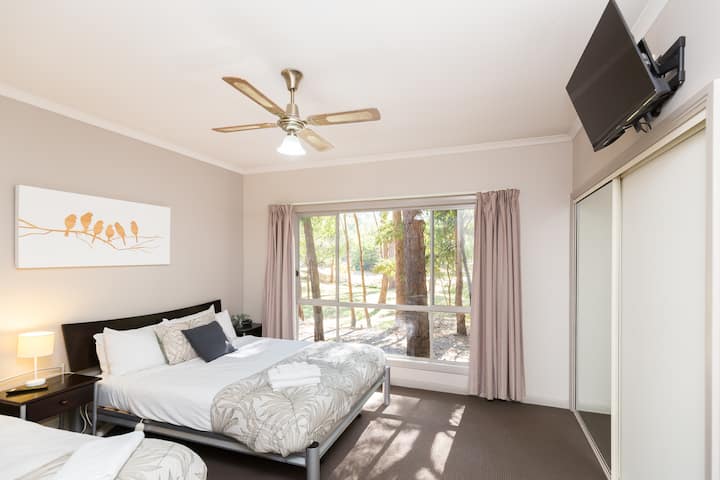 Disfruta de la comodidad en el dormitorio tres en Parkview North, con una acogedora cama tamaño queen y una cama individual adicional. Esta habitación ofrece un espacio acogedor y versátil, lo que garantiza una estancia tranquila para ti y tus huéspedes. ¡Tu refugio ideal te espera! 