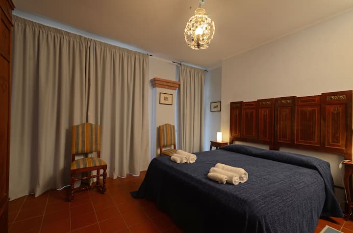 חדר שינה כפול בקומת הקרקע עם מיטת יחיד שנייה. 