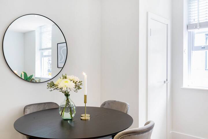 Soho apartment – above Breakfast Club! gallery image 5