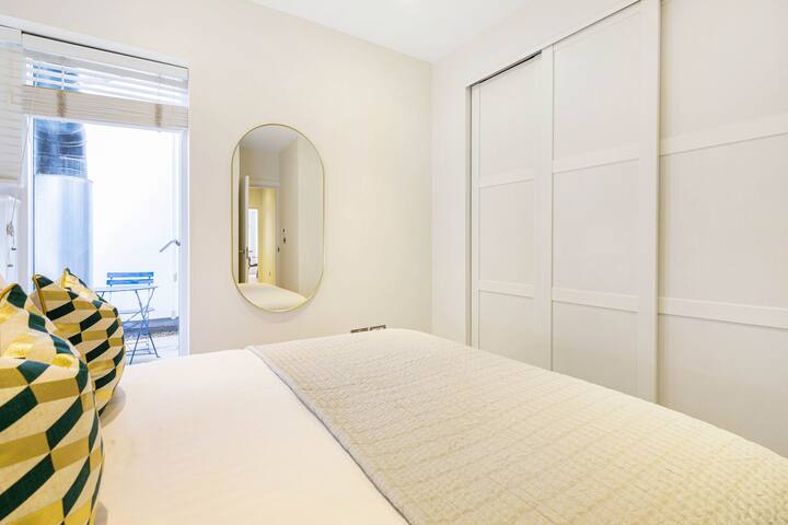 Soho apartment – above Breakfast Club! gallery image 2