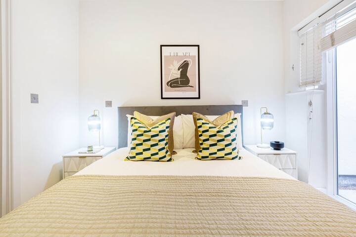 Soho apartment – above Breakfast Club! gallery image 3