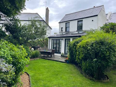 Lovely cottage,  log fire & garden close to beach