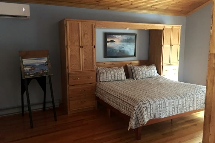 Very large Master bedroom, with a King size bed and adjacent walk-in closet. This room also has a ductsplit (heating/cooling).