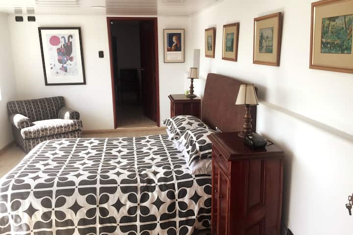 Chumba kikubwa cha kulala chenye vitanda viwili na mwonekano wa jiji