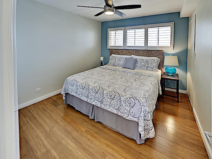 Ambient i qetë në dhomën e gjumit me ngjyra të ngrohta dhe qetësuese 