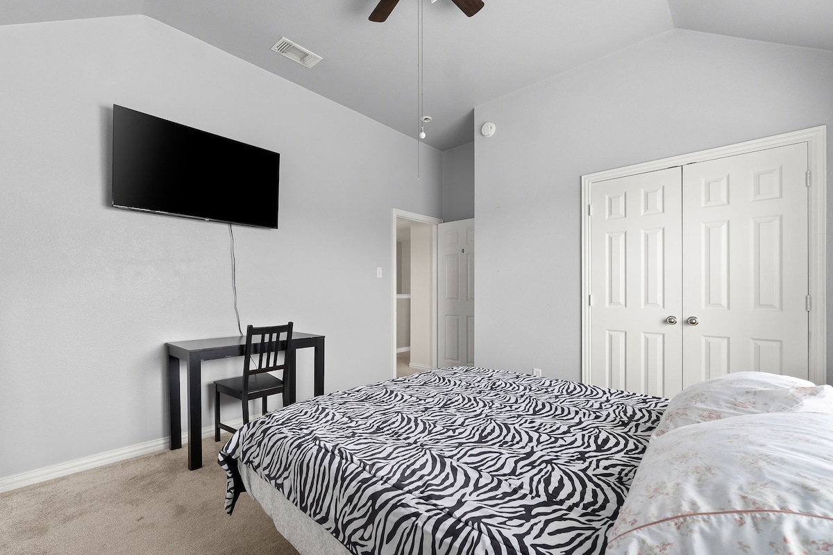 מיטת קווין סייז עם טלוויזיה חכמה 50 אינץ'