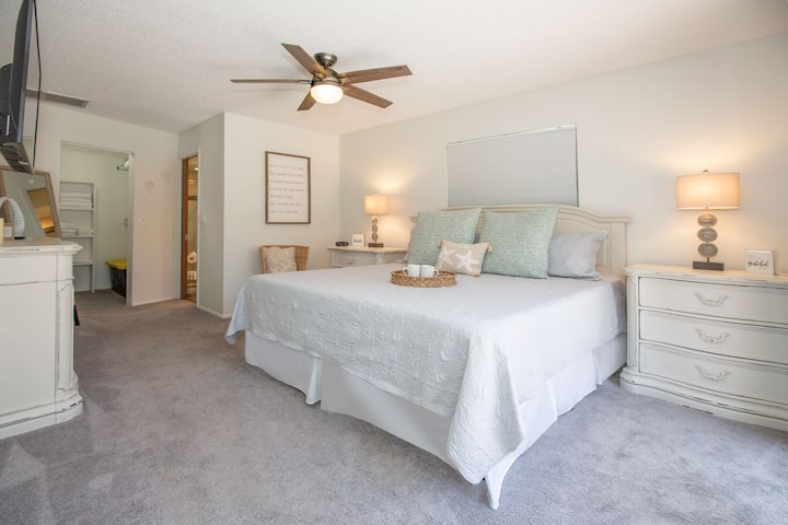 Главна спална соба со пристап до базен