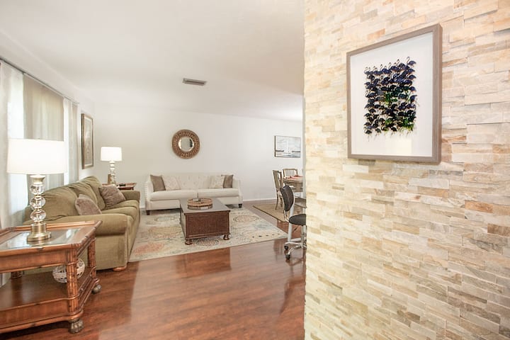 Влегување во домот преку влезната врата.