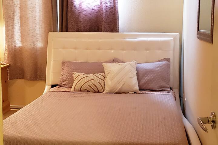 Air room - 1 queen bed, memory foam mattress