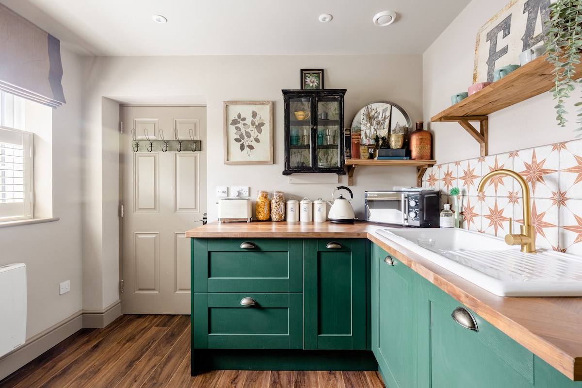 Popular Airbnb listing: Ground floor studio flat in Elmbridge