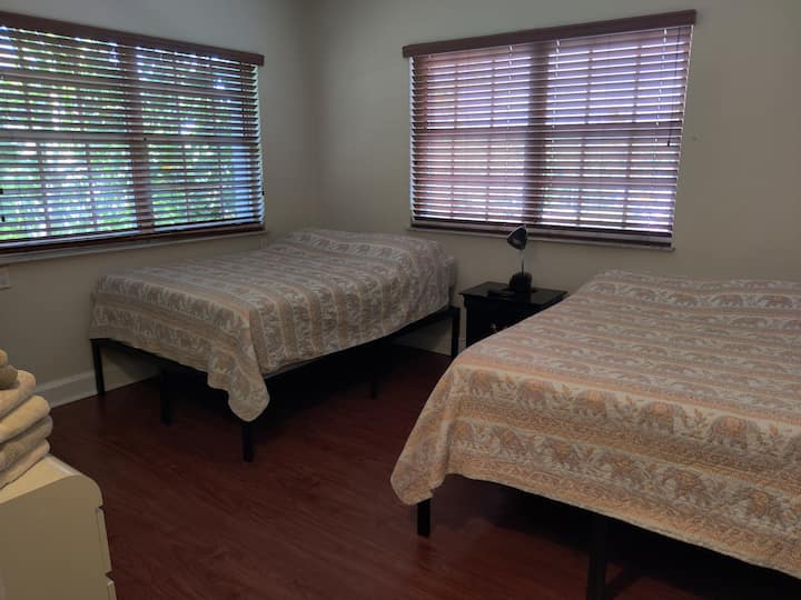 בחדר שינה 1 יש שתי מיטות בגודל מלא