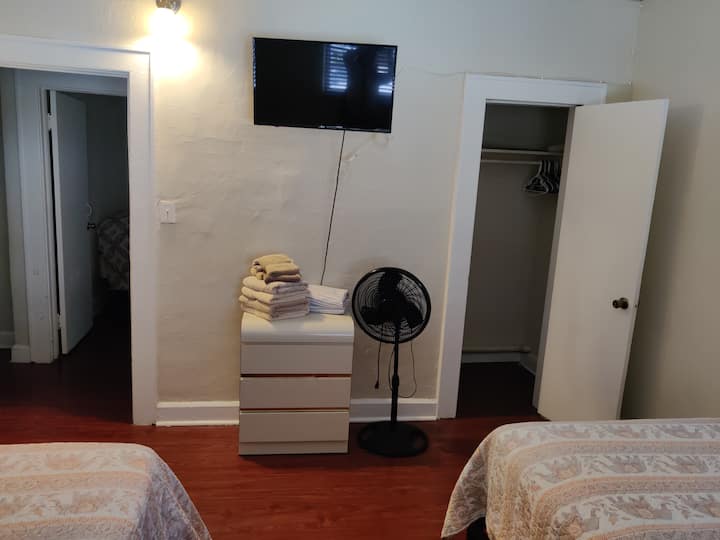 בחדר שינה 1 יש שתי מיטות בגודל מלא