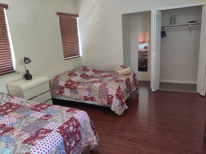 חדר שינה 3, יש בו שתי מיטות בגודל מלא